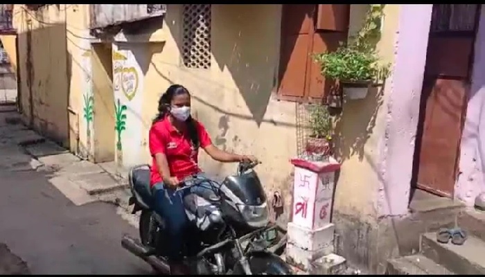 Odisha Girl Drop College to become Zomato Delivery Agent