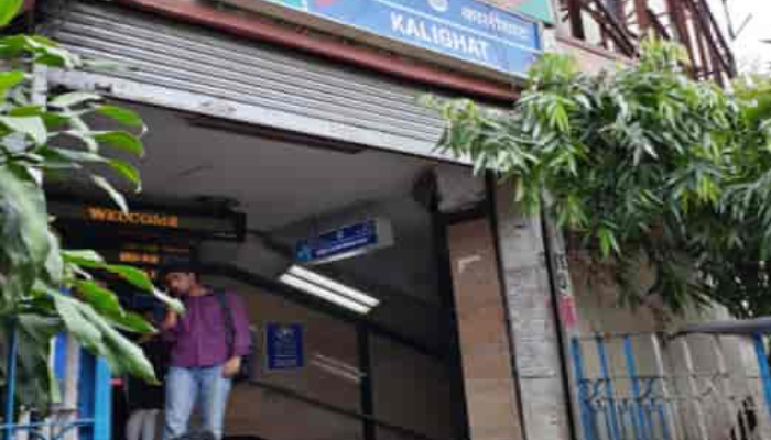 Man commits suicide at Kalighat Metro station, services disrupted early in the morning!