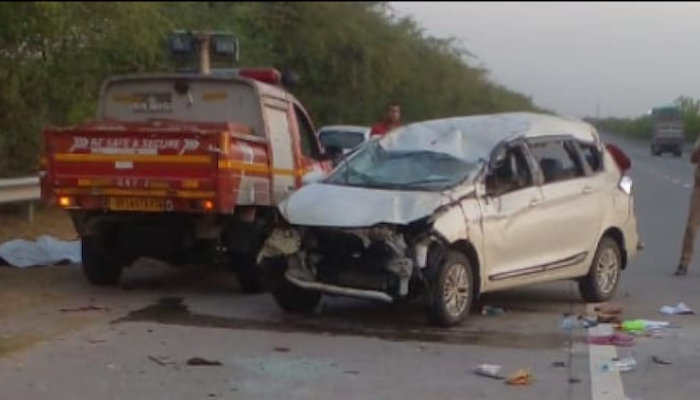 Fatal accident on Yamuna Expressway: 2 dead including a woman constable and the car driver!
